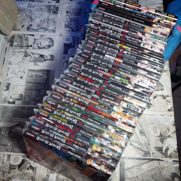 Demon Slayer - Completo + Gaiden + Databook 1 e 2 + Flor da Felicidade + Borboleta de Uma Asa (Lote #302)